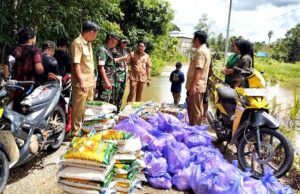 Kodim 1013 Muara Teweh Bersama BPBD Serahkan Bansos kepada warga di Desa Sei Rahayu I