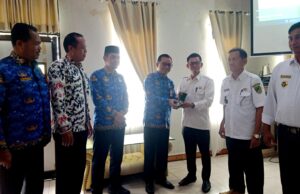 7 Desa di Barito Utara Terima Lencana Desa Mandiri