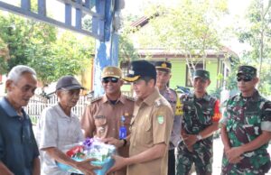 Pj Bupati Barito Utara Tinjau dan Serahkan Bantuan Banjir di Desa Bintang Ninggi I dan Montallat