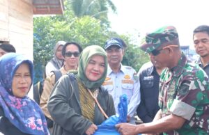 Pa Sandi Kodim 1013 Muara Teweh Dampingi Pj Bupati Serahkan Bantuan Terdampak Banjir