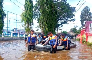Polres Barito Utara Bantu Anak Sekolah Melintasi Banjir dengan Perahu Karet