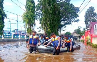 Polres Barito Utara Bantu Anak Sekolah Melintasi Banjir dengan Perahu Karet