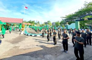 Anggota Kodim 1013 Muara Teweh dan persit KCK Cabang XXXIX Dim 1013 Muara Teweh Senam Bersama