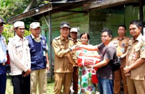 Pj Bupati Barito Utara Serahkan Bantuan Untuk Korban Kebakaran di Jingah dan Desa Ipu