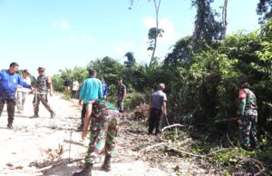 Warga Semangat Warga Bantu Satgas Pra TMMD Ke-119 Kodim 1013 Muara Teweh