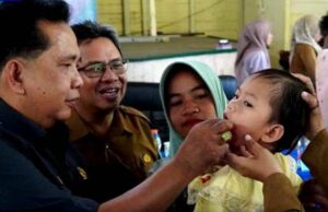 Wakil Ketua Komisi III DPRD Barito Utara Teteskan Vitamin A Kepada Balita