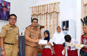 PMP Kecamatan Lahei Barat Kembali Salurkan Insentif Pendidikan kepada 9 Pelajar