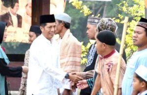 Pj Bupati Serahkan Dana Hibah Pembangunan Rumah Ibadah kepada Camat Lahei Barat