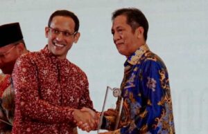 Pj Bupati Barito Utara Terima Penghargaan Dari Mendikbud Ristek