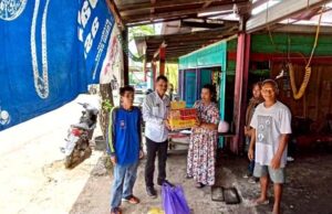 Dinsos PMD Barito Utara Serahkan Bantuan Korban Tanah Longsor