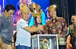 Raih Juara Umum FBIM 2024 Kontingen Barito Utara Terima Piala Bergilir dan Uang Pembinaan