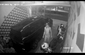 Viral !! Pencuri Helm Terekam CCTV Di Rumah Warga Komplek Permata Hijau 6