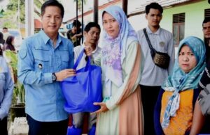 Pj Bupati Barito Utara Tinjau Operasi Pasar Murah di Desa Sikui