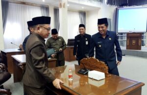 Pj Bupati Barito Utara Tanggapi Pandangan Umum Fraksi terhadap Raperda Pengelolaan Persampahan