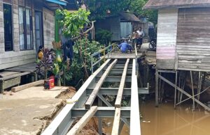 Dinas PUPR Barito Utara Lakukan Perbaikan Jembatan di RT 6 Jalan Keladan