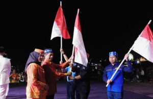 Pj Bupati Barito Utara Canangkan Gerakan Pembagian Bendera Merah Putih