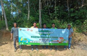 Pamapersada Nusantara Distrik BEKB Tanam Pohon Bersama Warga Kwari