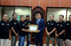 PWI Barito Utara Serahkan Penghargaan Sahabat Pers Kepada Pj Bupati