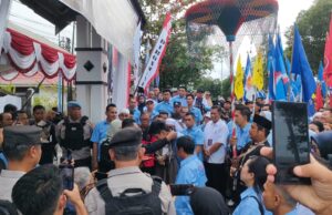 Ribuan Pendukung Antarkan Agi-Saja Daftar ke KPU Barito Utara