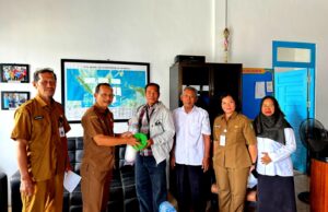 Dinas KPP Barito Utara Serahkan Sarpras kepada Poktan dan Pokmaswas
