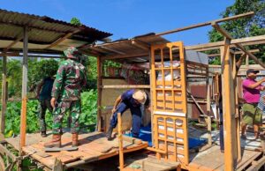 Rangkaian HUT ke 79 TNI, Babinsa dan Masyarakat Gotong- Royong Bantu Bangun RTLH
