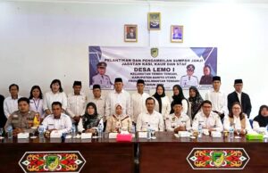 Camat Teweh Tengah Hadiri Pelantikan Perangkat Desa Lemo I