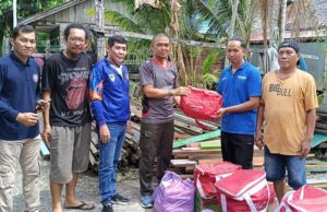 Dinsos PMD Barito Utara Serahkan bantuan Korban Kebakaran di Jalan Sengaji Hilir
