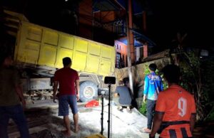 BPBD Barito Utara Bantu Evakuasi Truk Terperosok di Jalan Rajawali