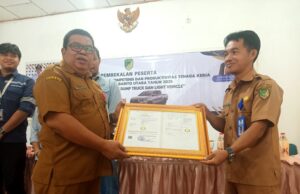 Plt Camat Gunung Purei Terima Sertifikat Merek Anyaman Rotan dari Kemenkumham
