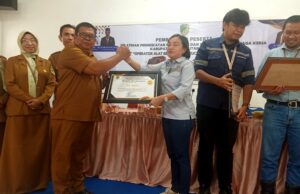 Disnakertranskop UKM Barito Utara Beri Penghargaan Kepada PT Trust Atas Dukungan Bagi UMKM