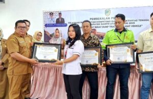 Pemkab Barito Utara Berikan Piagam Penghargaan kepada Perusahaan yang Mendukung Program Disnakertranskop UKM