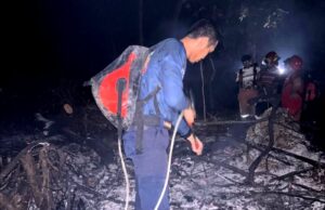 BPBD dan Damkarmat Barito Utara Lakukan Pemadaman Karhutla di Jalan Rapen