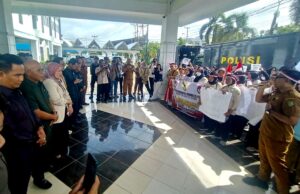 FKH R2 dan R3 Barito Utara Gelar Aksi Damai Di Depan Gedung DPRD