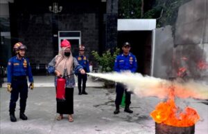 Disdamkarmat Gelar Pelatihan Penanggulangan Bahaya Kebakaran dan Teknik Evakuasi di Klinik Madonna