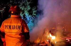 Disdamkarmat Barut Lakukan Pemadaman Kebakaran di Jalan Simpang Dusun Bayas
