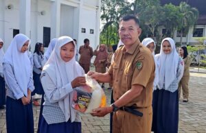 SMPN 1 Muara Teweh Salurkan Bantuan untuk 56 Siswa Kurang Mampu