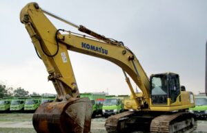 Jalan Rusak di Simpang 30 Ditangani Darurat oleh PT BBN dengan Alat Berat