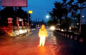Patroli Antisipasi Banjir, Anggota TR CPB BPBD Barut Pastikan Jalan Aman Dilewati