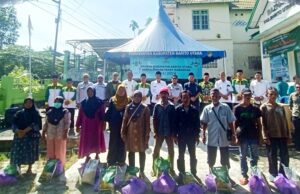 Pj Bupati Serahkan Paket Zakat kepada Mustahik, Ajak Warga Berbagi di Bulan Ramadan