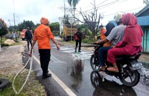 TRC Pusdalops PB BPBD Bersihkan Tumpahan Oli di Jalan Poros Kelurahan Jambu