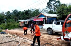 TRC Pusdalops PB BPBD Barito Utara Bersama Warga Lakukan Pembersihan Jalan Licin Akibat Tanah Tergerus Hujan