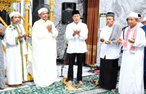 Pj Bupati Barito Utara Laksanakan Shalat Ied di Masjid Jami dan Gelar Open House di Rujab