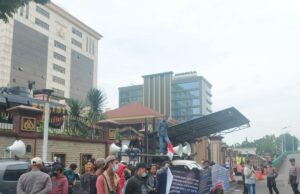 Massa Organisasi Kepemudaan lakukan Aksi Demo di Depan Gedung Mabes Polri Terkait Money Politik di Kalteng