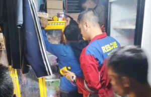 Ular Masuk ke Rumah Warga di Jalan Cempaka Putih, Tim Damkarmat Barut Lakukan Evakuasi
