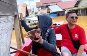 Legislator Ini Salurkan Bantuan Makanan untuk Warga Terdampak Banjir