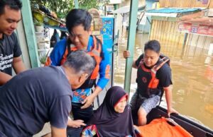 Personel BPBD Barito Utara Evakuasi Lansia dan Kendaraan Terdampak Banjir di Sejumlah Titik