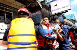 Disdamkarmat Barut Evakuasi Warga Terdampak Banjir di Sejumlah Titik Dalam Kota Muara Teweh