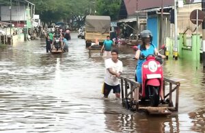 Banjir Bawa Berkah, Jasa Getek Gerobak Ramai Antar Sepeda Motor di Jalan Meranti Muara Teweh