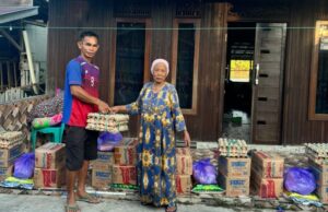 Dewan Serahkan Bantuan untuk Korban Kebakaran di Desa Lemo II