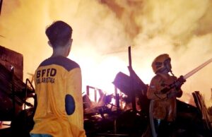 Kebakaran Hebat di Permukiman Padat Cempaka Putih, Enam Rumah dan Tiga Kendaraan Hangus Terbakar